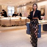 Aislinn Derbez Instagram – Me dieron un tour exclusivo a la icónica tienda insignia de @tiffanyandco The Landmark en NYC, la cual se remodeló hace 2 meses y el legendario @petermarinoarchitect reinventó la arquitectura interior, conservando la fachada externa original de 1940.
Lo mejor es que no sólo es una tienda, sino como una especie de museo ya que tiene 10 pisos repletos de piezas de arte y diseño de los artistas contemporáneos más relevantes, además de joyería exclusiva que sólo encuentras ahí.
Esta tienda definitivamente representa una nueva era para Tiffany & CO.
📸: @pablo_barajas
Styling: @marmolviejo
Ropa: @nisa_by_denisa @mariandreegaitan x @steponfashion
Gracias @pamelaocampo Tiffany Landmark