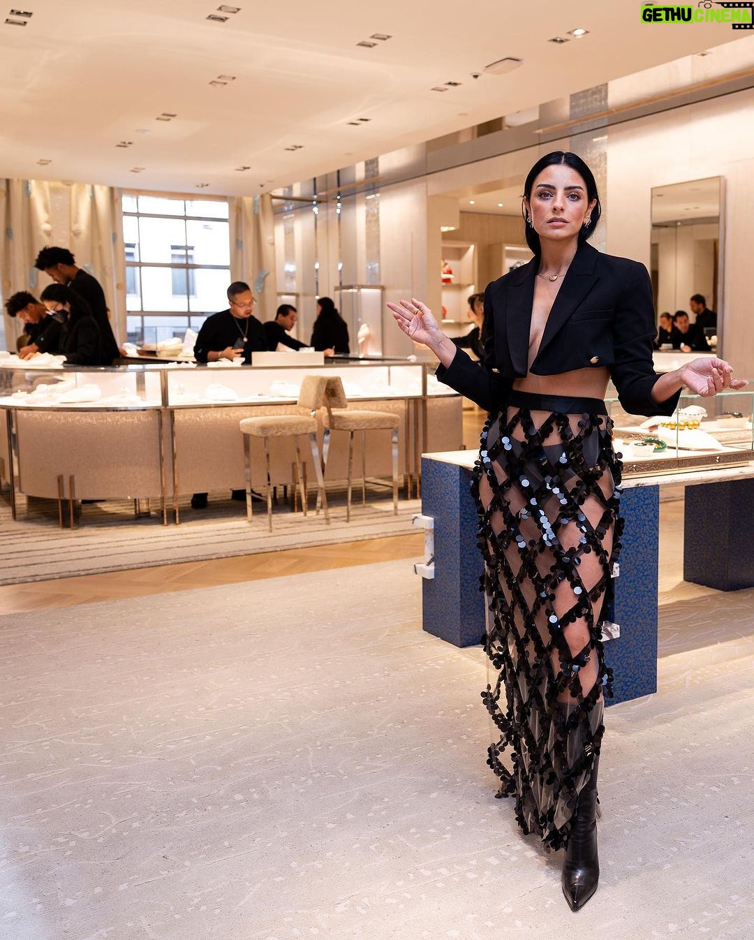 Aislinn Derbez Instagram - Me dieron un tour exclusivo a la icónica tienda insignia de @tiffanyandco The Landmark en NYC, la cual se remodeló hace 2 meses y el legendario @petermarinoarchitect reinventó la arquitectura interior, conservando la fachada externa original de 1940. Lo mejor es que no sólo es una tienda, sino como una especie de museo ya que tiene 10 pisos repletos de piezas de arte y diseño de los artistas contemporáneos más relevantes, además de joyería exclusiva que sólo encuentras ahí. Esta tienda definitivamente representa una nueva era para Tiffany & CO. 📸: @pablo_barajas Styling: @marmolviejo Ropa: @nisa_by_denisa @mariandreegaitan x @steponfashion Gracias @pamelaocampo Tiffany Landmark