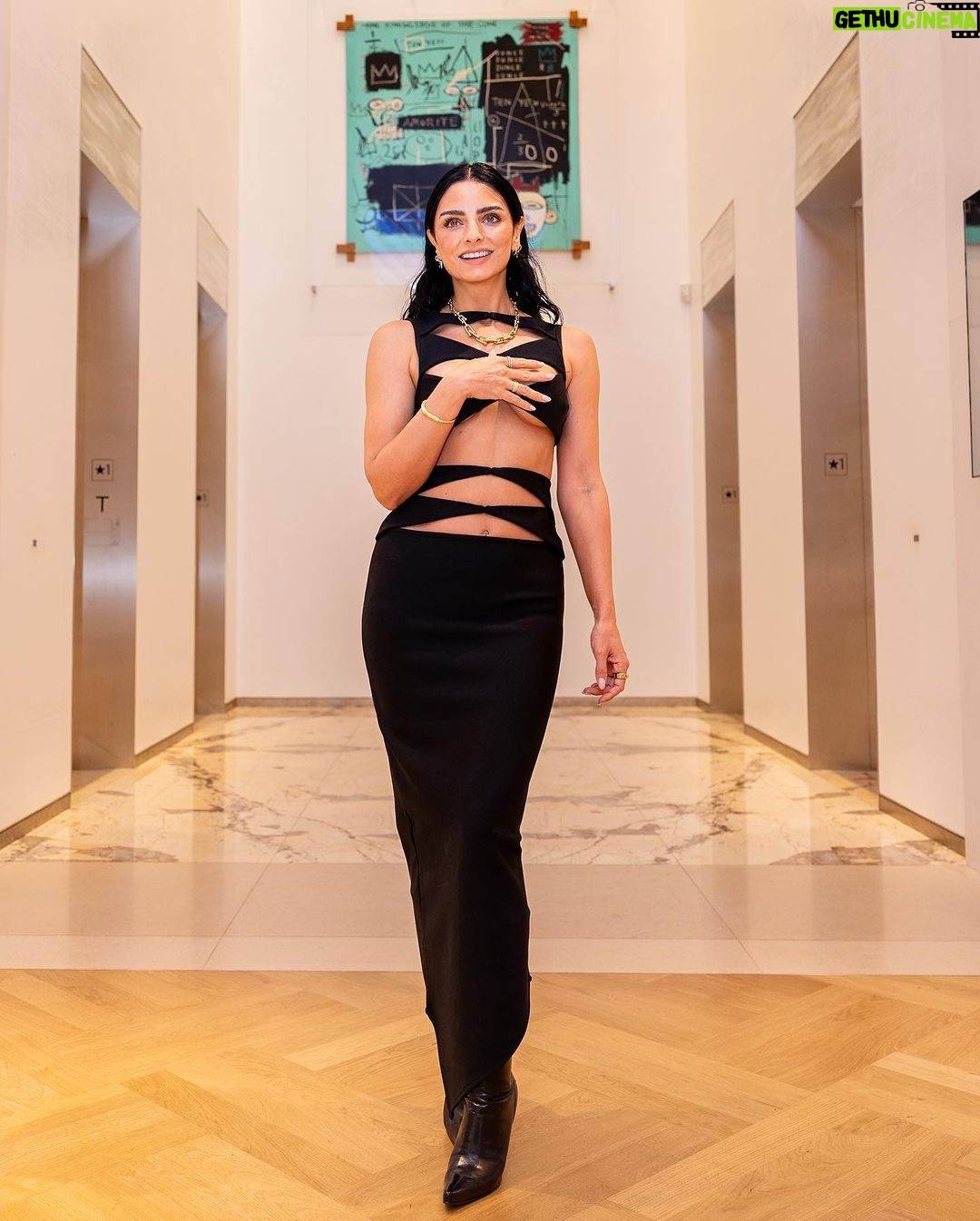 Aislinn Derbez Instagram - Me dieron un tour exclusivo a la icónica tienda insignia de @tiffanyandco The Landmark en NYC, la cual se remodeló hace 2 meses y el legendario @petermarinoarchitect reinventó la arquitectura interior, conservando la fachada externa original de 1940. Lo mejor es que no sólo es una tienda, sino como una especie de museo ya que tiene 10 pisos repletos de piezas de arte y diseño de los artistas contemporáneos más relevantes, además de joyería exclusiva que sólo encuentras ahí. Esta tienda definitivamente representa una nueva era para Tiffany & CO. 📸: @pablo_barajas Styling: @marmolviejo Ropa: @nisa_by_denisa @mariandreegaitan x @steponfashion Gracias @pamelaocampo Tiffany Landmark