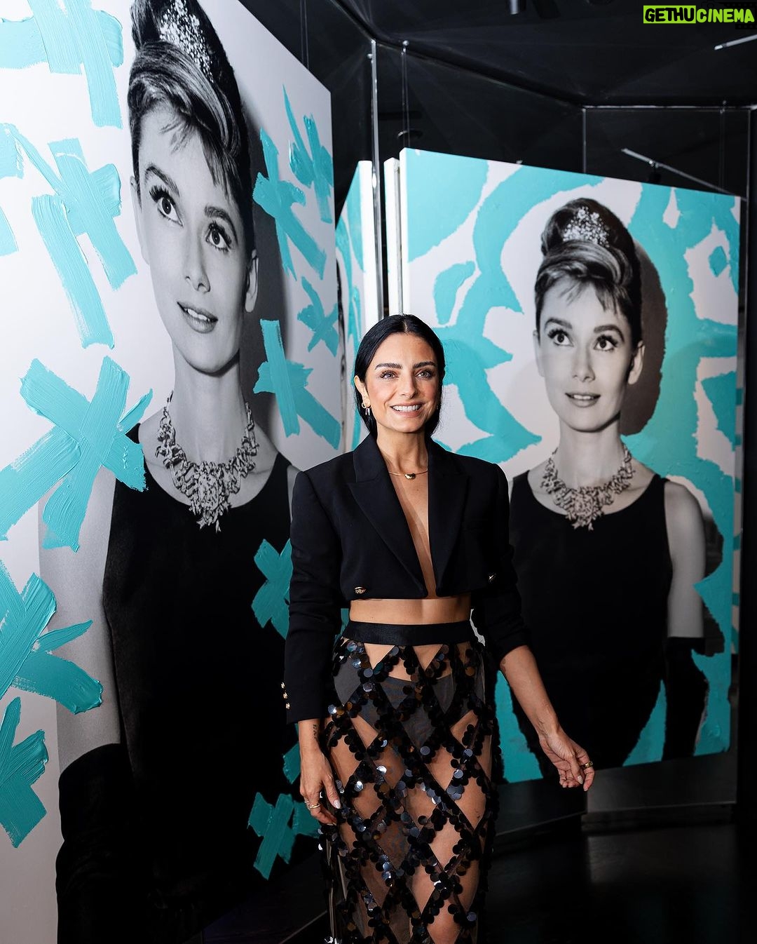 Aislinn Derbez Instagram - Me dieron un tour exclusivo a la icónica tienda insignia de @tiffanyandco The Landmark en NYC, la cual se remodeló hace 2 meses y el legendario @petermarinoarchitect reinventó la arquitectura interior, conservando la fachada externa original de 1940. Lo mejor es que no sólo es una tienda, sino como una especie de museo ya que tiene 10 pisos repletos de piezas de arte y diseño de los artistas contemporáneos más relevantes, además de joyería exclusiva que sólo encuentras ahí. Esta tienda definitivamente representa una nueva era para Tiffany & CO. 📸: @pablo_barajas Styling: @marmolviejo Ropa: @nisa_by_denisa @mariandreegaitan x @steponfashion Gracias @pamelaocampo Tiffany Landmark