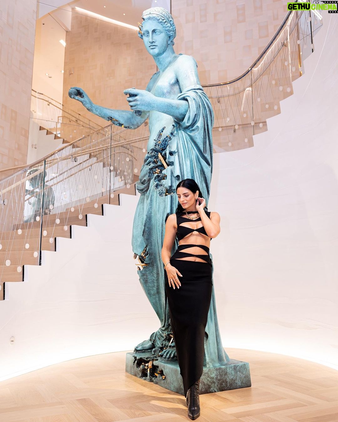 Aislinn Derbez Instagram - Me dieron un tour exclusivo a la icónica tienda insignia de @tiffanyandco The Landmark en NYC, la cual se remodeló hace 2 meses y el legendario @petermarinoarchitect reinventó la arquitectura interior, conservando la fachada externa original de 1940. Lo mejor es que no sólo es una tienda, sino como una especie de museo ya que tiene 10 pisos repletos de piezas de arte y diseño de los artistas contemporáneos más relevantes, además de joyería exclusiva que sólo encuentras ahí. Esta tienda definitivamente representa una nueva era para Tiffany & CO. 📸: @pablo_barajas Styling: @marmolviejo Ropa: @nisa_by_denisa @mariandreegaitan x @steponfashion Gracias @pamelaocampo Tiffany Landmark
