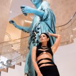 Aislinn Derbez Instagram - Me dieron un tour exclusivo a la icónica tienda insignia de @tiffanyandco The Landmark en NYC, la cual se remodeló hace 2 meses y el legendario @petermarinoarchitect reinventó la arquitectura interior, conservando la fachada externa original de 1940. Lo mejor es que no sólo es una tienda, sino como una especie de museo ya que tiene 10 pisos repletos de piezas de arte y diseño de los artistas contemporáneos más relevantes, además de joyería exclusiva que sólo encuentras ahí. Esta tienda definitivamente representa una nueva era para Tiffany & CO. 📸: @pablo_barajas Styling: @marmolviejo Ropa: @nisa_by_denisa @mariandreegaitan x @steponfashion Gracias @pamelaocampo Tiffany Landmark