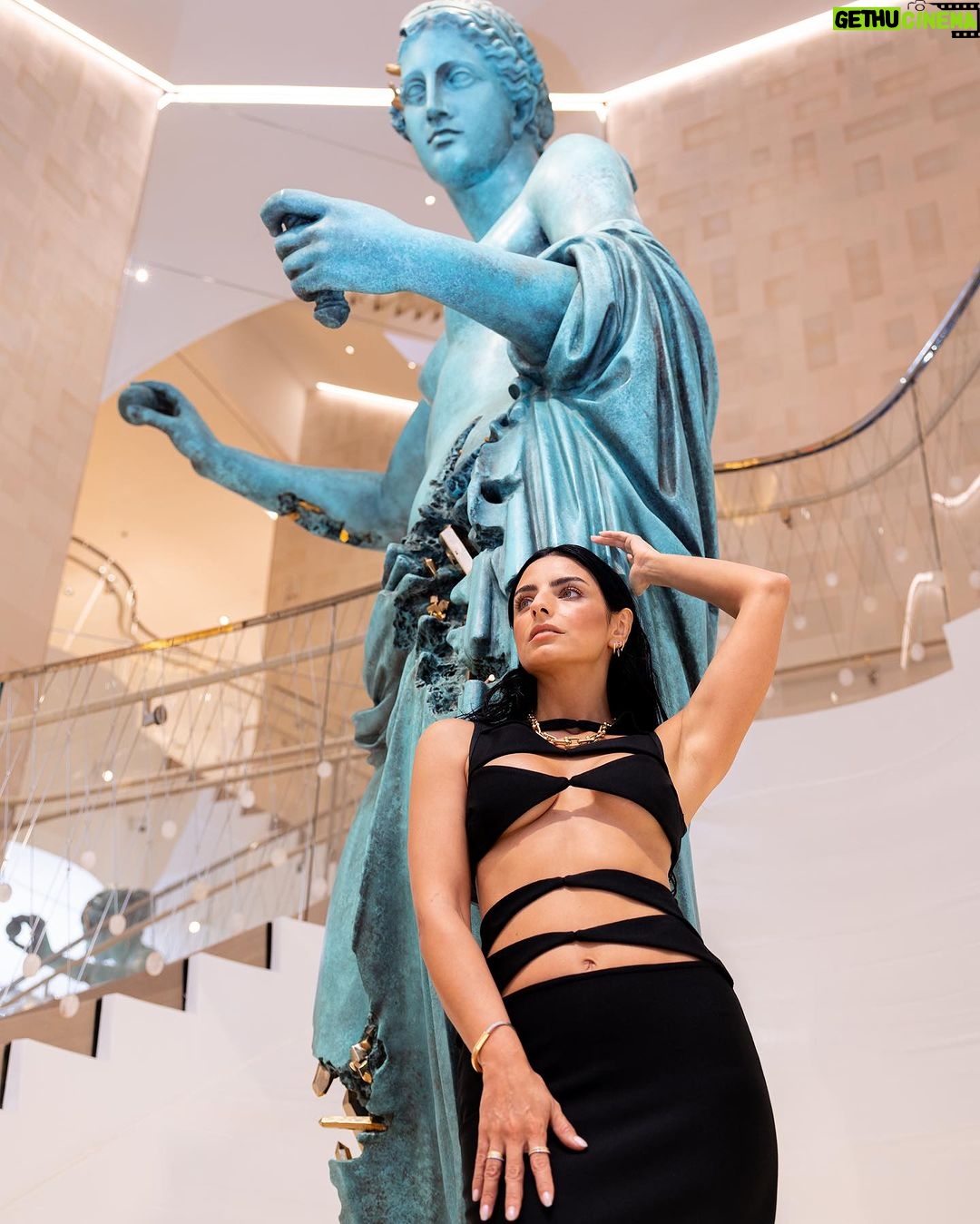 Aislinn Derbez Instagram - Me dieron un tour exclusivo a la icónica tienda insignia de @tiffanyandco The Landmark en NYC, la cual se remodeló hace 2 meses y el legendario @petermarinoarchitect reinventó la arquitectura interior, conservando la fachada externa original de 1940. Lo mejor es que no sólo es una tienda, sino como una especie de museo ya que tiene 10 pisos repletos de piezas de arte y diseño de los artistas contemporáneos más relevantes, además de joyería exclusiva que sólo encuentras ahí. Esta tienda definitivamente representa una nueva era para Tiffany & CO. 📸: @pablo_barajas Styling: @marmolviejo Ropa: @nisa_by_denisa @mariandreegaitan x @steponfashion Gracias @pamelaocampo Tiffany Landmark