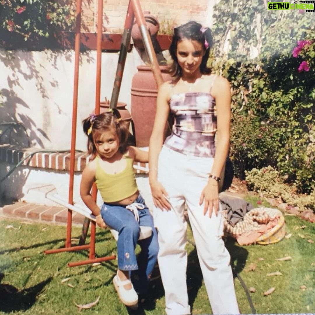 Aislinn Derbez Instagram - Mi hermana @michaguilerac es de mis personas favoritas en este mundo… y una de las mujeres más brillantes, talentosas, capaces, fuertes, sabias, valientes, responsables y resilientes que conozco… y hoy es su cumpleaños 🎂🥹 Ser socias, mejores amigas y hermanas se nos da demasiado fácil (tipo podemos mantener discusiones muy incómodas en el chat de trabajo al mismo tiempo que nos mandamos memes por instagram😂). A veces me lee la mente al grado que sabe expresar mejor que yo lo que pienso y siento… y sin ella y su workaholic-ismo y perfeccionismo (que compartimos🥴😂) @lamagiadelcaos no sería el monstruo tan bello que hoy es. Amo sentir que por los menos existe una persona en el mundo que realmente me ve, me lee y me entiende tan a fondo (a pesar de que se la pasa burlándose de la excentricidad de mi cerebro🥴🤣). Te amo mas allá de lo que las palabras pueden expresar bro✌🏼🥹♥️gracias por existir.