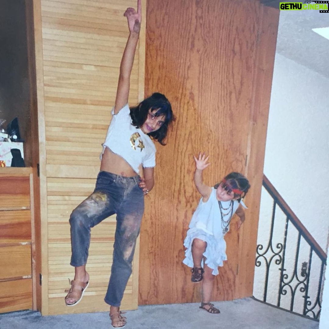 Aislinn Derbez Instagram - Mi hermana @michaguilerac es de mis personas favoritas en este mundo… y una de las mujeres más brillantes, talentosas, capaces, fuertes, sabias, valientes, responsables y resilientes que conozco… y hoy es su cumpleaños 🎂🥹 Ser socias, mejores amigas y hermanas se nos da demasiado fácil (tipo podemos mantener discusiones muy incómodas en el chat de trabajo al mismo tiempo que nos mandamos memes por instagram😂). A veces me lee la mente al grado que sabe expresar mejor que yo lo que pienso y siento… y sin ella y su workaholic-ismo y perfeccionismo (que compartimos🥴😂) @lamagiadelcaos no sería el monstruo tan bello que hoy es. Amo sentir que por los menos existe una persona en el mundo que realmente me ve, me lee y me entiende tan a fondo (a pesar de que se la pasa burlándose de la excentricidad de mi cerebro🥴🤣). Te amo mas allá de lo que las palabras pueden expresar bro✌🏼🥹♥️gracias por existir.