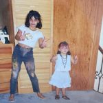 Aislinn Derbez Instagram – Mi hermana @michaguilerac es de mis personas favoritas en este mundo… y una de las mujeres más brillantes, talentosas, capaces, fuertes, sabias, valientes, responsables y resilientes que conozco… y hoy es su cumpleaños 🎂🥹
Ser socias, mejores amigas y hermanas se nos da demasiado fácil (tipo podemos mantener discusiones muy incómodas en el chat de trabajo al mismo tiempo que nos mandamos memes por instagram😂).
A veces me lee la mente al grado que sabe expresar mejor que yo lo que pienso y siento…
y sin ella y su workaholic-ismo y perfeccionismo (que compartimos🥴😂) @lamagiadelcaos no sería el monstruo tan bello que hoy es.
Amo sentir que por los menos existe una persona en el mundo que realmente me ve, me lee y me entiende tan a fondo (a pesar de que se la pasa burlándose de la excentricidad de mi cerebro🥴🤣).
Te amo mas allá de lo que las palabras pueden expresar bro✌🏼🥹♥️gracias por existir.