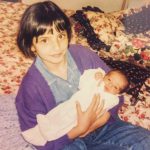 Aislinn Derbez Instagram – Mi hermana @michaguilerac es de mis personas favoritas en este mundo… y una de las mujeres más brillantes, talentosas, capaces, fuertes, sabias, valientes, responsables y resilientes que conozco… y hoy es su cumpleaños 🎂🥹
Ser socias, mejores amigas y hermanas se nos da demasiado fácil (tipo podemos mantener discusiones muy incómodas en el chat de trabajo al mismo tiempo que nos mandamos memes por instagram😂).
A veces me lee la mente al grado que sabe expresar mejor que yo lo que pienso y siento…
y sin ella y su workaholic-ismo y perfeccionismo (que compartimos🥴😂) @lamagiadelcaos no sería el monstruo tan bello que hoy es.
Amo sentir que por los menos existe una persona en el mundo que realmente me ve, me lee y me entiende tan a fondo (a pesar de que se la pasa burlándose de la excentricidad de mi cerebro🥴🤣).
Te amo mas allá de lo que las palabras pueden expresar bro✌🏼🥹♥️gracias por existir.