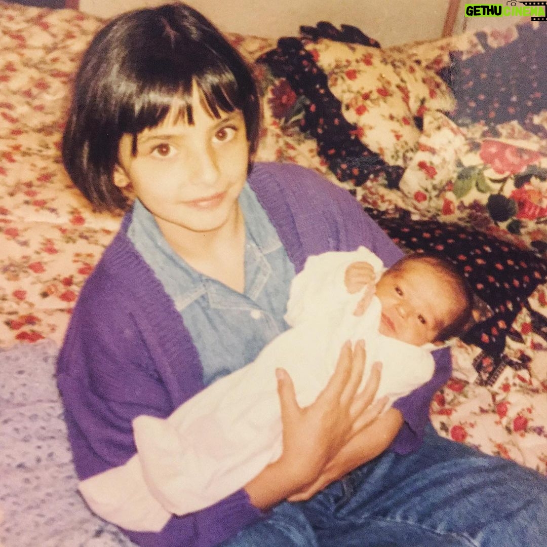 Aislinn Derbez Instagram - Mi hermana @michaguilerac es de mis personas favoritas en este mundo… y una de las mujeres más brillantes, talentosas, capaces, fuertes, sabias, valientes, responsables y resilientes que conozco… y hoy es su cumpleaños 🎂🥹 Ser socias, mejores amigas y hermanas se nos da demasiado fácil (tipo podemos mantener discusiones muy incómodas en el chat de trabajo al mismo tiempo que nos mandamos memes por instagram😂). A veces me lee la mente al grado que sabe expresar mejor que yo lo que pienso y siento… y sin ella y su workaholic-ismo y perfeccionismo (que compartimos🥴😂) @lamagiadelcaos no sería el monstruo tan bello que hoy es. Amo sentir que por los menos existe una persona en el mundo que realmente me ve, me lee y me entiende tan a fondo (a pesar de que se la pasa burlándose de la excentricidad de mi cerebro🥴🤣). Te amo mas allá de lo que las palabras pueden expresar bro✌🏼🥹♥️gracias por existir.