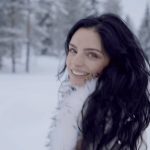 Aislinn Derbez Instagram - ES HOY!! Ya por fin pueden ver la mejor temporada de @deviajeconlosderbez así que preparen sus palomitas, su chocolatito caliente, cobijitas y véanla con toda la familia… 🥰🎄🎅🏼 Pueden verla en @primevideo en casi todo el mundo y en @vix en USA
