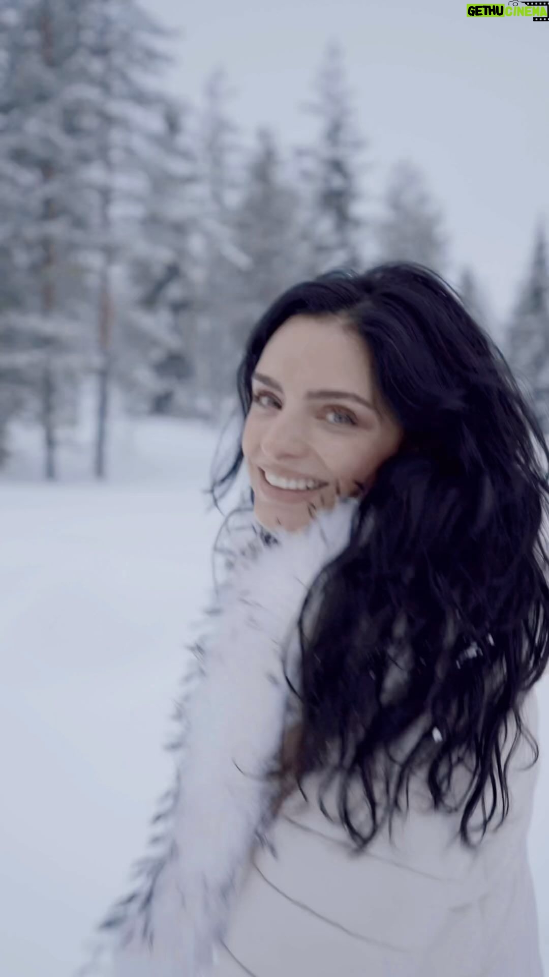 Aislinn Derbez Instagram - ES HOY!! Ya por fin pueden ver la mejor temporada de @deviajeconlosderbez así que preparen sus palomitas, su chocolatito caliente, cobijitas y véanla con toda la familia… 🥰🎄🎅🏼 Pueden verla en @primevideo en casi todo el mundo y en @vix en USA