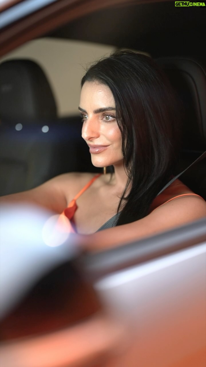Aislinn Derbez Instagram - La nueva #BuickEnvista tiene un diseño perfecto. Sus acabados, desde el exterior hasta el interior, inspiran a nivel estético y funcional para quienes la conocemos. Estar a bordo de este crossover definitivamente #TeQueda, porque está pensado para complementar tu camino. @buickmexico #NuevaBuickEnvista #TeQueda 📸 @dddiegortiz