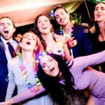 Aislinn Derbez Instagram - Me acuerdo que desde adolescente llevaba toda mi vida en relaciones de pareja.. me daba ansiedad estar soltera. Hace 2 años decidí darme mínimo un año de soltería como regalo y experimento… me prometí que, incluso aunque llegara el hombre “de mis sueños”, le iba a decir que nimodo, que me esperara un año🤣. Y me ha gustado tanto que ya van 2 años de soltería y contando😏.. sin duda han sido los mejores años que he vivido hasta ahora: me atreví a regalarme aventuras y experiencias que antes no me permitía, he disfrutado aún más mi maternidad, he cumplido sueños laborales que me parecían imposibles, he cultivado más que nunca a los amigos y familia que amo y que antes no veía tanto por darle ese tiempo a una pareja, he confrontado cosas de mí misma que me daba miedo voltear a ver. Gracias a este tiempo conmigo descubrí que si vuelvo a estar en pareja es importante que se sienta igual de expansivo, libre, nutritivo, y divertido que esta soltería y sin volver a descuidar esas áreas tan importantes de mi vida. Y ustedes qué opinan, creen que se puede? #FelizDiaDelAmorylaAmistad #HappyValentines