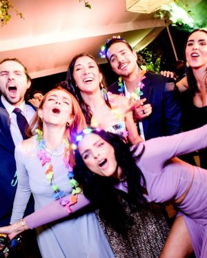 Aislinn Derbez Instagram - Me acuerdo que desde adolescente llevaba toda mi vida en relaciones de pareja.. me daba ansiedad estar soltera. Hace 2 años decidí darme mínimo un año de soltería como regalo y experimento… me prometí que, incluso aunque llegara el hombre “de mis sueños”, le iba a decir que nimodo, que me esperara un año🤣. 

Y me ha gustado tanto que ya van 2 años de soltería y contando😏.. sin duda han sido los mejores años que he vivido hasta ahora: me atreví a regalarme aventuras y experiencias que antes no me permitía, he disfrutado aún más mi maternidad, he cumplido sueños laborales que me parecían imposibles, he cultivado más que nunca a los amigos y familia que amo y que antes no veía tanto por darle ese tiempo a una pareja, he confrontado cosas de mí misma que me daba miedo voltear a ver.

Gracias a este tiempo conmigo descubrí que si vuelvo a estar en pareja es importante que se sienta igual de expansivo, libre, nutritivo, y divertido que esta soltería y sin volver a descuidar esas áreas tan importantes de mi vida. 

Y ustedes qué opinan, creen que se puede? 

#FelizDiaDelAmorylaAmistad #HappyValentines