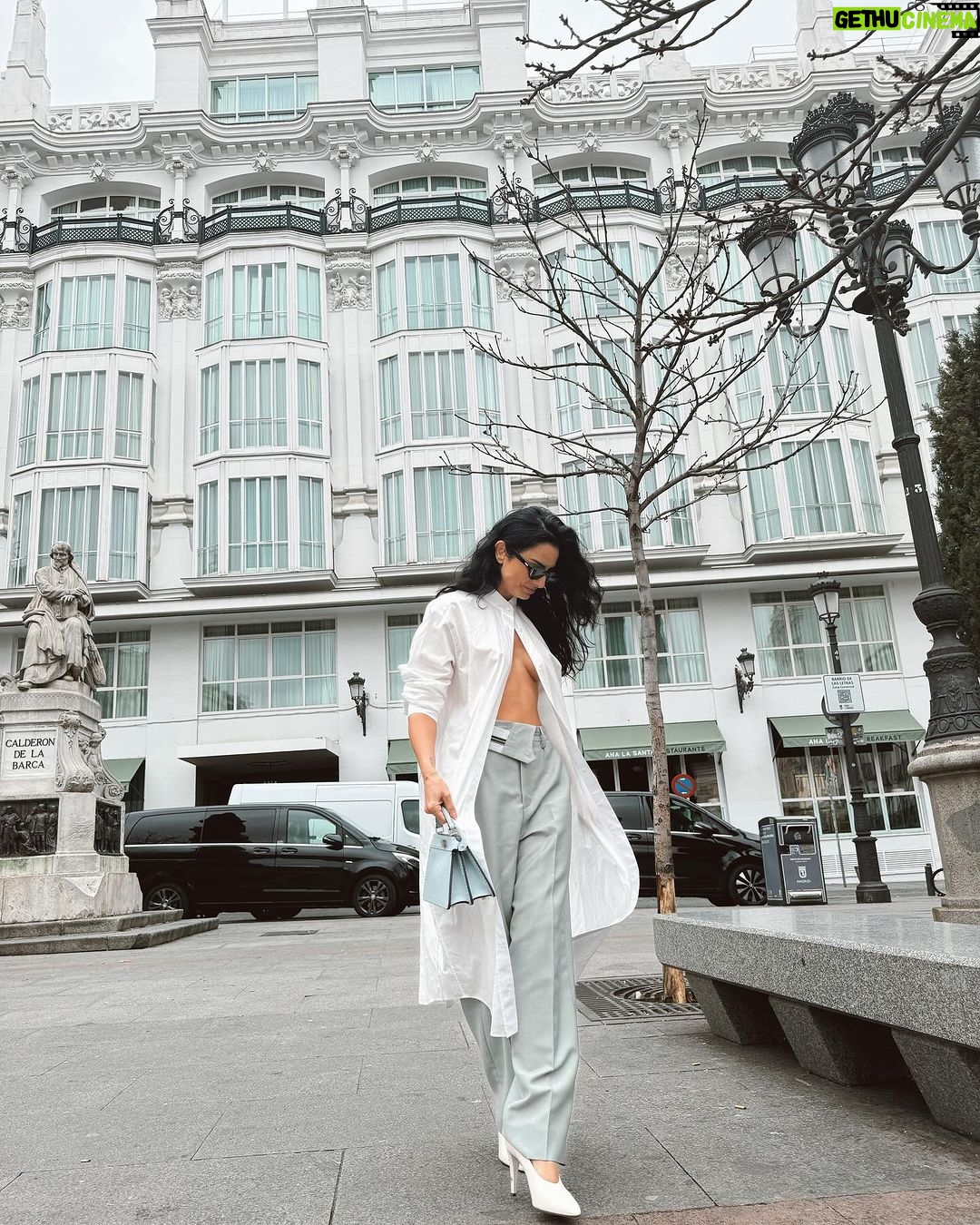 Aislinn Derbez Instagram - La autenticidad y elegancia son mis cualidades favoritas de @fendi … y esta nueva colección #FendiSS24 está 🔥😍 Total look: @fendi 📸 @sofipt7 @mrkimjones @silviaventurinifendi @delfinadelettrez Madrid, España