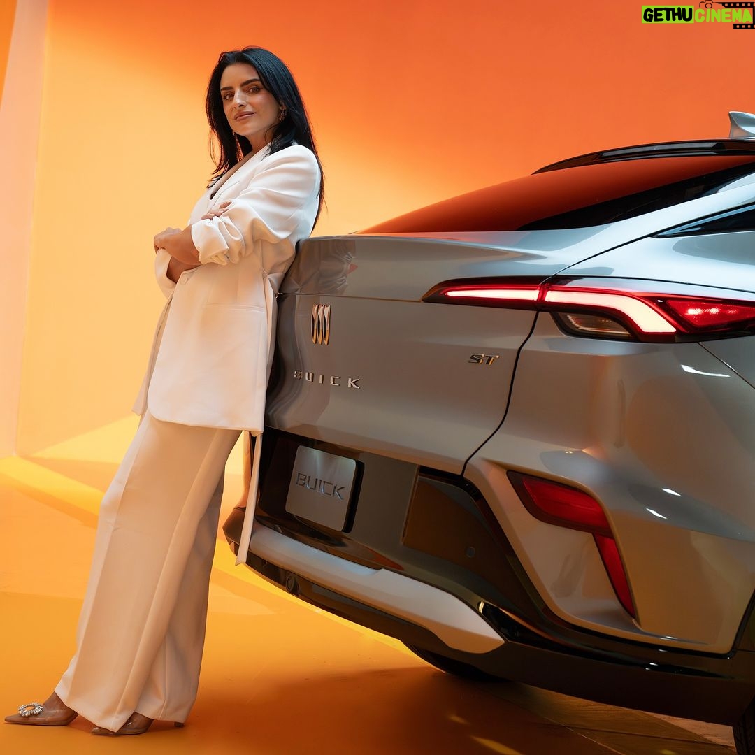 Aislinn Derbez Instagram - Vivir a tu manera es elegir siempre lo que #TeQueda mejor. La nueva #BuickEnvista es el match perfecto para conducirte por la vida de forma dinámica y auténtica. @buickmexico 📸 @dddiegortiz
