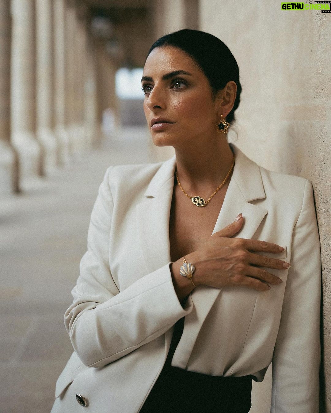 Aislinn Derbez Instagram - Nuestra nueva colección “Venus” de @morenacorazon le da un nuevo nivel a tu estilo y cada pieza tiene un simbolismo profundo✨ Recuerda que hacemos envíos a todo el mundo 🌎. Checa el link en bio de @morenacorazon para ver todas las nuevas piezas de la colección. 📸: @ximenavcft Styling @marmolviejo