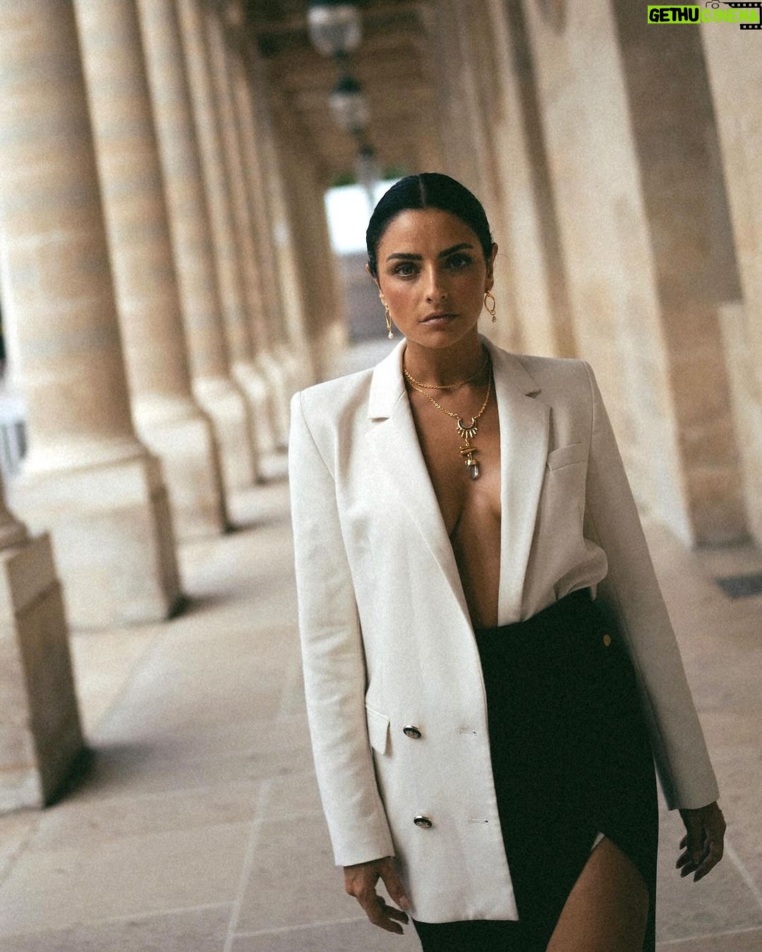 Aislinn Derbez Instagram - Nuestra nueva colección “Venus” de @morenacorazon le da un nuevo nivel a tu estilo y cada pieza tiene un simbolismo profundo✨ Recuerda que hacemos envíos a todo el mundo 🌎. Checa el link en bio de @morenacorazon para ver todas las nuevas piezas de la colección. 📸: @ximenavcft Styling @marmolviejo