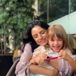 Aislinn Derbez Instagram - Me acuerdo que desde adolescente llevaba toda mi vida en relaciones de pareja.. me daba ansiedad estar soltera. Hace 2 años decidí darme mínimo un año de soltería como regalo y experimento… me prometí que, incluso aunque llegara el hombre “de mis sueños”, le iba a decir que nimodo, que me esperara un año🤣. Y me ha gustado tanto que ya van 2 años de soltería y contando😏.. sin duda han sido los mejores años que he vivido hasta ahora: me atreví a regalarme aventuras y experiencias que antes no me permitía, he disfrutado aún más mi maternidad, he cumplido sueños laborales que me parecían imposibles, he cultivado más que nunca a los amigos y familia que amo y que antes no veía tanto por darle ese tiempo a una pareja, he confrontado cosas de mí misma que me daba miedo voltear a ver. Gracias a este tiempo conmigo descubrí que si vuelvo a estar en pareja es importante que se sienta igual de expansivo, libre, nutritivo, y divertido que esta soltería y sin volver a descuidar esas áreas tan importantes de mi vida. Y ustedes qué opinan, creen que se puede? #FelizDiaDelAmorylaAmistad #HappyValentines
