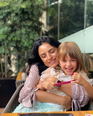 Aislinn Derbez Instagram - Me acuerdo que desde adolescente llevaba toda mi vida en relaciones de pareja.. me daba ansiedad estar soltera. Hace 2 años decidí darme mínimo un año de soltería como regalo y experimento… me prometí que, incluso aunque llegara el hombre “de mis sueños”, le iba a decir que nimodo, que me esperara un año🤣. 

Y me ha gustado tanto que ya van 2 años de soltería y contando😏.. sin duda han sido los mejores años que he vivido hasta ahora: me atreví a regalarme aventuras y experiencias que antes no me permitía, he disfrutado aún más mi maternidad, he cumplido sueños laborales que me parecían imposibles, he cultivado más que nunca a los amigos y familia que amo y que antes no veía tanto por darle ese tiempo a una pareja, he confrontado cosas de mí misma que me daba miedo voltear a ver.

Gracias a este tiempo conmigo descubrí que si vuelvo a estar en pareja es importante que se sienta igual de expansivo, libre, nutritivo, y divertido que esta soltería y sin volver a descuidar esas áreas tan importantes de mi vida. 

Y ustedes qué opinan, creen que se puede? 

#FelizDiaDelAmorylaAmistad #HappyValentines