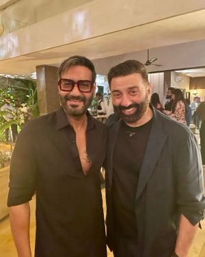 Ajay Devgan Instagram - Bas baaton baaton mein 😄

#Gadar2Success #ShotByYugDevgan