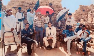 Ajay Devgan Instagram - This picture was forwarded to me by a fan. 

Taken on the sets of Kachche Dhaage (1999). A film in which Saif and I were on the run. Manisha Koirala & Namrata Shirodkar were our leading ladies. It had an evergreen music track by Nusrat Fateh Ali Khan saab. The memory needed some jogging but it was fun taking that trip. 

#ThrowbackThursday

@theofficialnusrat @milan.a.luthria #SaifAliKhan @m_koirala @namratashirodkar #TinuVerma