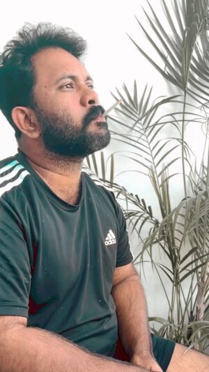 Aju Varghese Instagram - Statutory warning, : 🚬 is deadly injurious ! 

പറഞ്ഞില്ലേ കേട്ടില്ല എന്ന് പറഞ്ഞു എന്നെ air ഇൽ വിടല്ലേ 🙏

#144p #behindthescenes