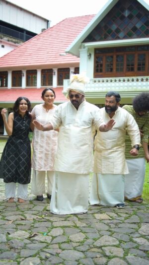 Aju Varghese Instagram - മലയാളിയുടെ പ്രിയപ്പെട്ട കുടുംബാംഗങ്ങളെ കൂട്ടിയിണക്കി അജു വിളിക്കുന്നു....ആർപ്പോ...!! കാത്തിരിക്കുക!
