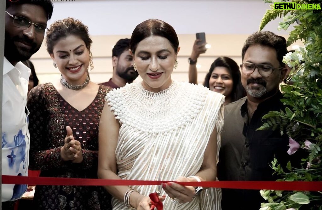 Aju Varghese Instagram - Honored to be invited to witness the beginning of something truly remarkable. It was indeed great to meet all these amazing individuals @beenaseematti mam @anusree_luv and Mr.Saran Vel J (Brand Founder/Managing Director). Wishing all the best for @adgrohairclinickochi @adgloskinkochi . #beenakannan #ajuvarghese #anusree #inauguration #adgrohairclinic #adgloskinclinic #haircare #hairclinic #skincare #skinclinic
