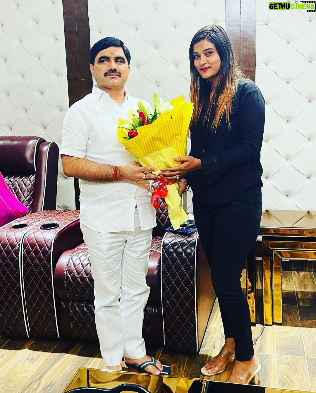 Akanksha Dubey Instagram - Nice Meeting with Sujeet Singh doctor #akankshadubey