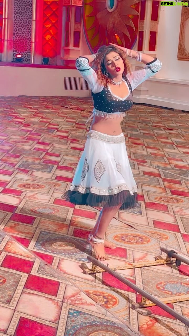 Akanksha Dubey Instagram - Kamar kamani ba @samarsinghh #akankshadubey