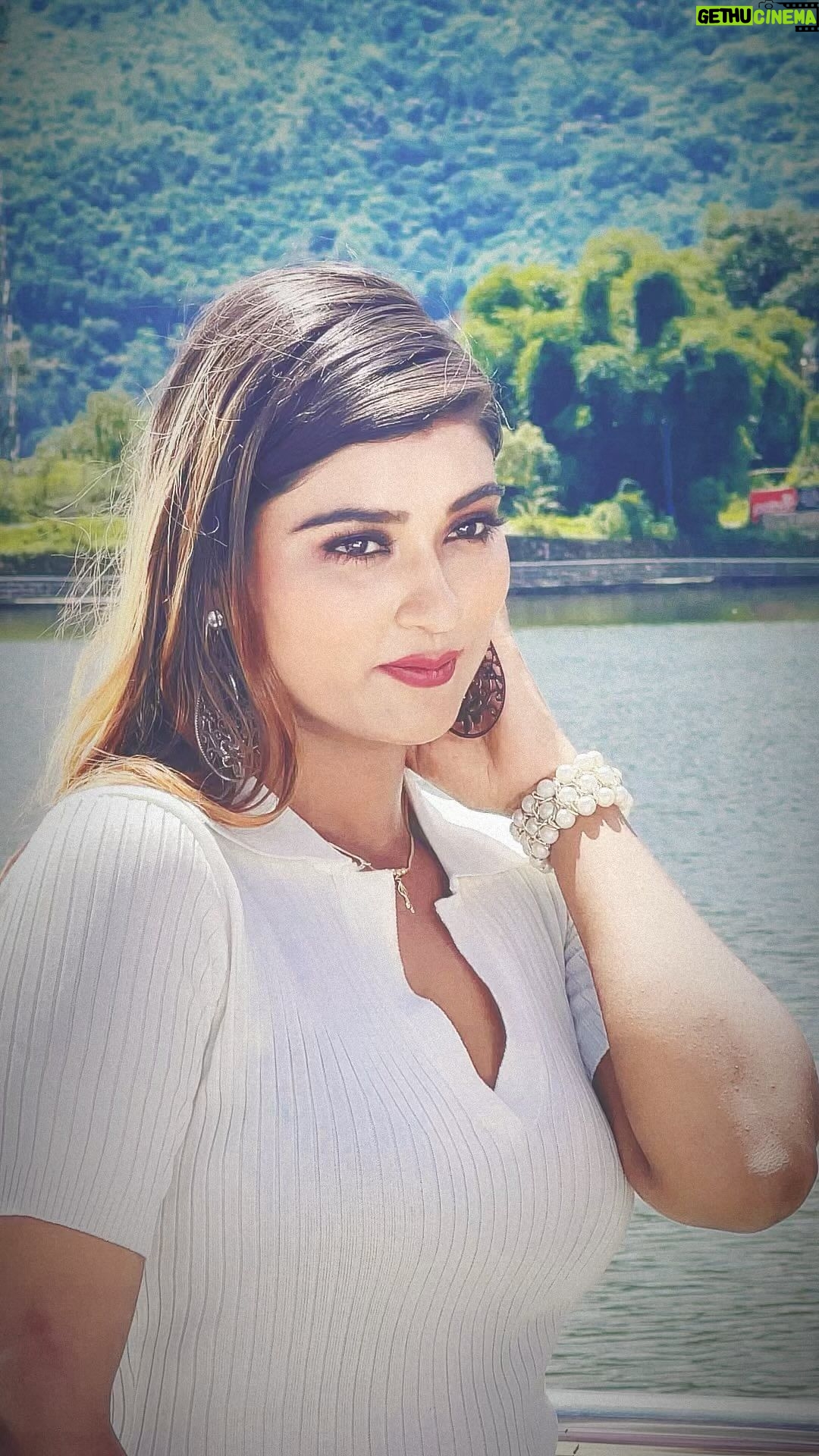 Akanksha Dubey Instagram - Ac Raja ji #akankshadubey @samarsinghh