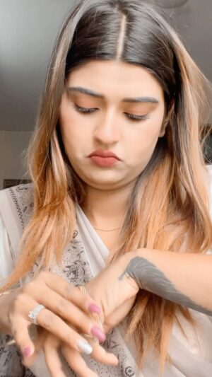 Akanksha Dubey Instagram - 5 min me aawtani 🤓
#akankshadubey