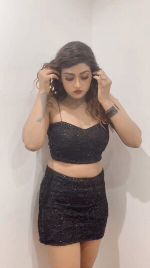 Akanksha Dubey Instagram - Time dekhte hai 😉 I know thodi moti ho gayi hu 
But maintain kar lungi jalldi he 
#akankshadubey