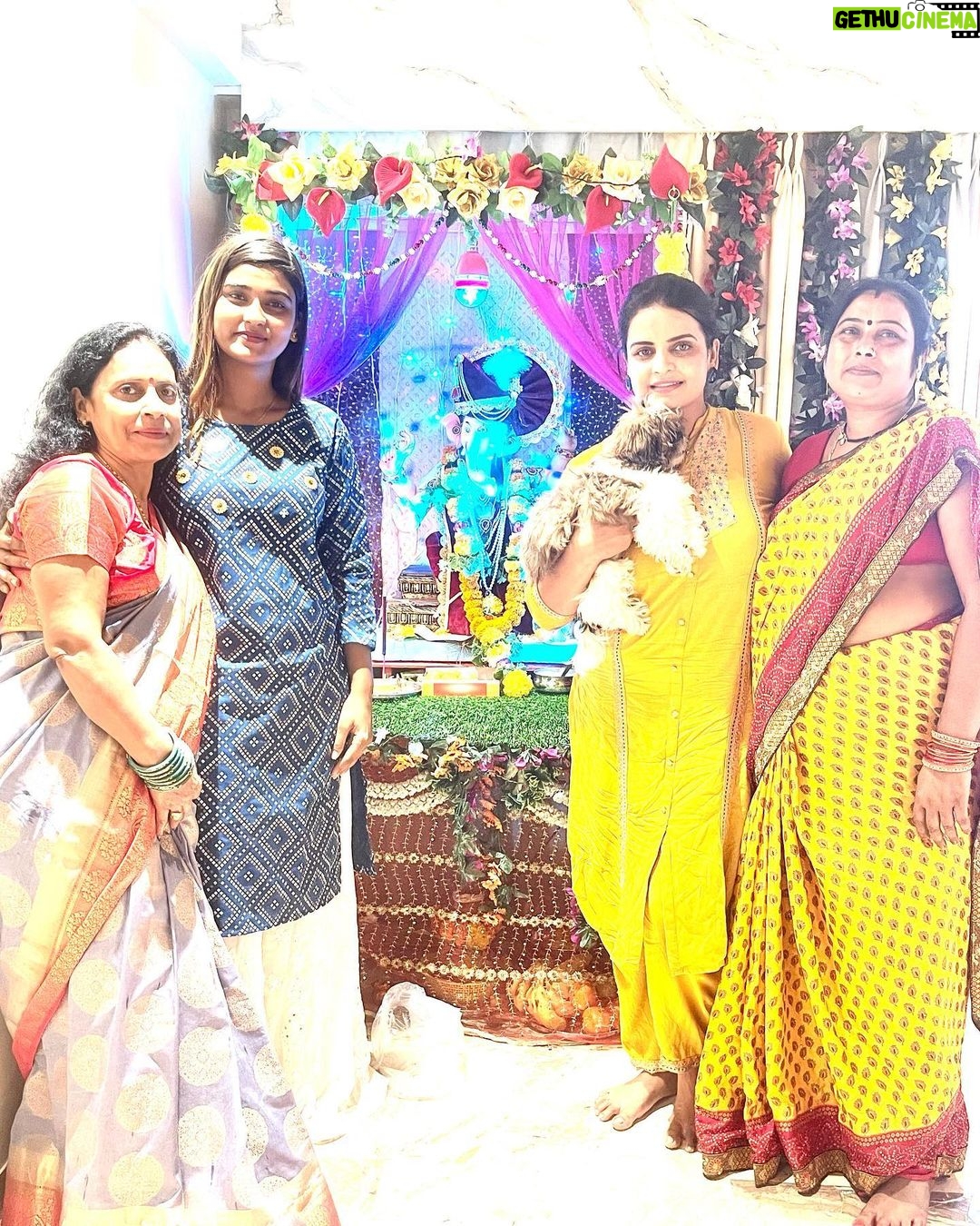 Akanksha Dubey Instagram - Ganpati Bapaa Morya 🙏❤️☺️ . . . . . . . . . . #akanshadubey #ganpatidecoration #ganpatibappamorya #ganeshchaturthi #loveislove #life #blessed #happiness Mumbai -city of Dreams