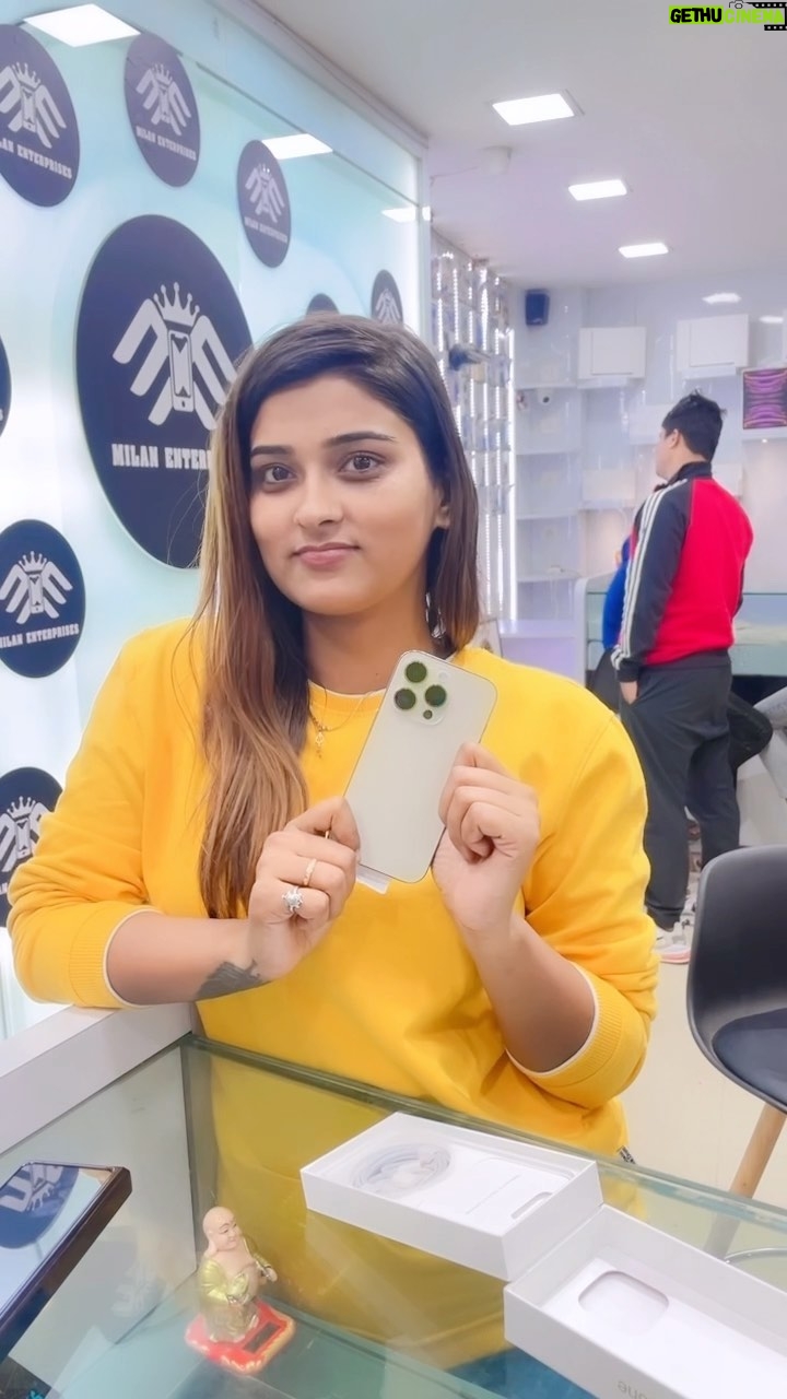 Akanksha Dubey Instagram - Choose your world & Express Yourself ❤️ . Do Visit Once @milan_enterprises . #milanenterprises #iphone14pro #iphone14 #iphone14promax #2023 #varanasi Varanasi, India