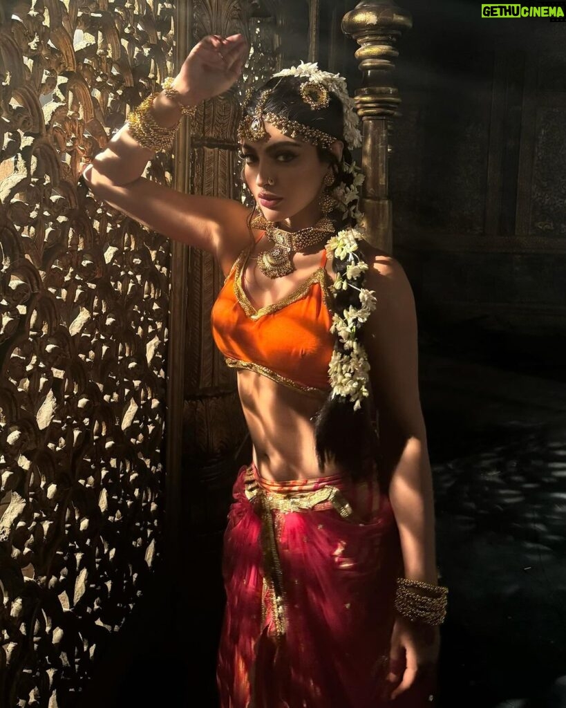 Akanksha Puri Instagram - Introducing Aabha from “Shringarika “ Story of a warrior Princess 🔥❤️ . . #comingsoon #shringarika #akankshapuri @atrangiiapp @vibhuagarwalofficial @niveditabasu