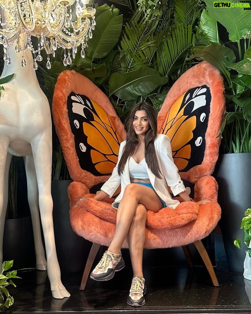 Akanksha Puri Instagram - Why Chase you .,When i know i am the Catch 😉💯 . . #fitandfabulous #beauty #fashion #travelgram #butterfly #style #fitness #instagood #picoftheday #photooftheday #fitandfabulous #akankshapuri #❤️ TROVE Dubai