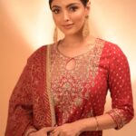 Akanksha Puri Instagram - Let the light within you shine as bright as the Diwali Diyas 🪔 #Happydiwali . Outfit @bibaindia makeup- @meenalvidhani hair- @Facesmakeoverbymeera . #diwali #festivevibes #biba #akankshapuri #❤️