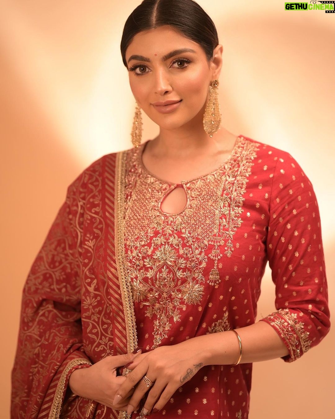 Akanksha Puri Instagram - Let the light within you shine as bright as the Diwali Diyas 🪔 #Happydiwali . Outfit @bibaindia makeup- @meenalvidhani hair- @Facesmakeoverbymeera . #diwali #festivevibes #biba #akankshapuri #❤️