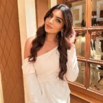 Akanksha Puri Instagram - Embrace the power of positivity 🤩❤️ . . #possitivevibes #love #beauty #smile #ootd #instagood #instagram #picoftheday #photooftheday #fashion #style #lifestyle #happy #fitandfabulous #beingme #akankshapuri #❤️ . . Hair / Make up @salmasayyed47 Outfit by - @Papzclothing Styled by - @Littlepuffsofhappiness & @styleitupwithraavi Taj Lands End, Mumbai