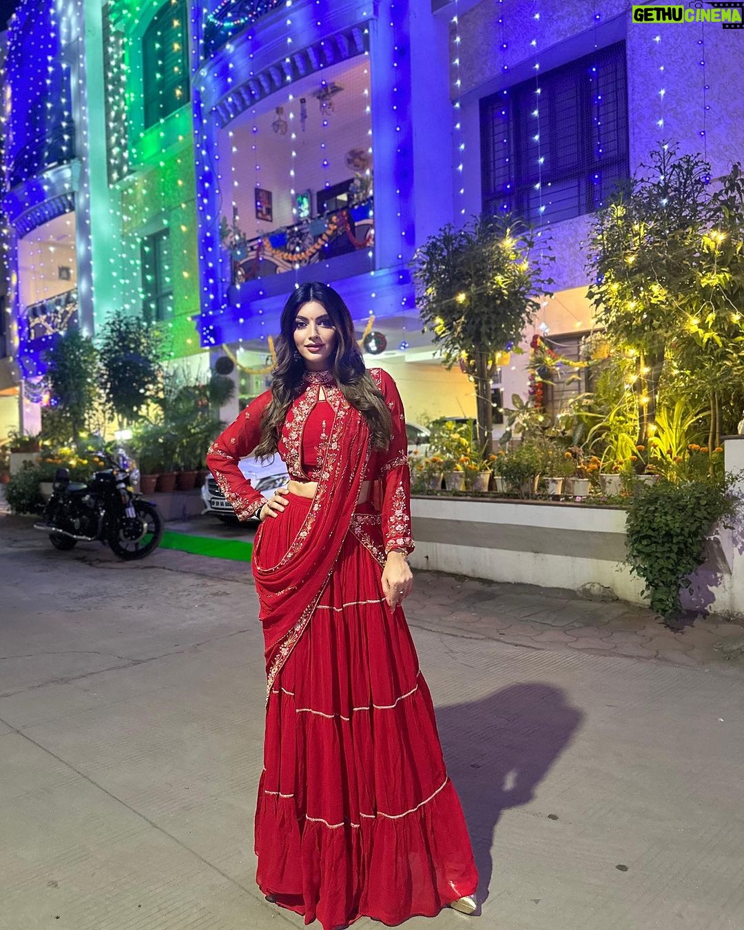 Akanksha Puri Instagram - Diwali Vibes πͺπ . . #happydiwali #festive #love #light #instagram #fashion #style #happiness #fitandfabulous #beingme #akankshapuri #β€οΈ . . Outfit by - @shivaliahmedabad X @sonyashaikh Styled by- @littlepuffsofhappiness @styleitupwithraavi