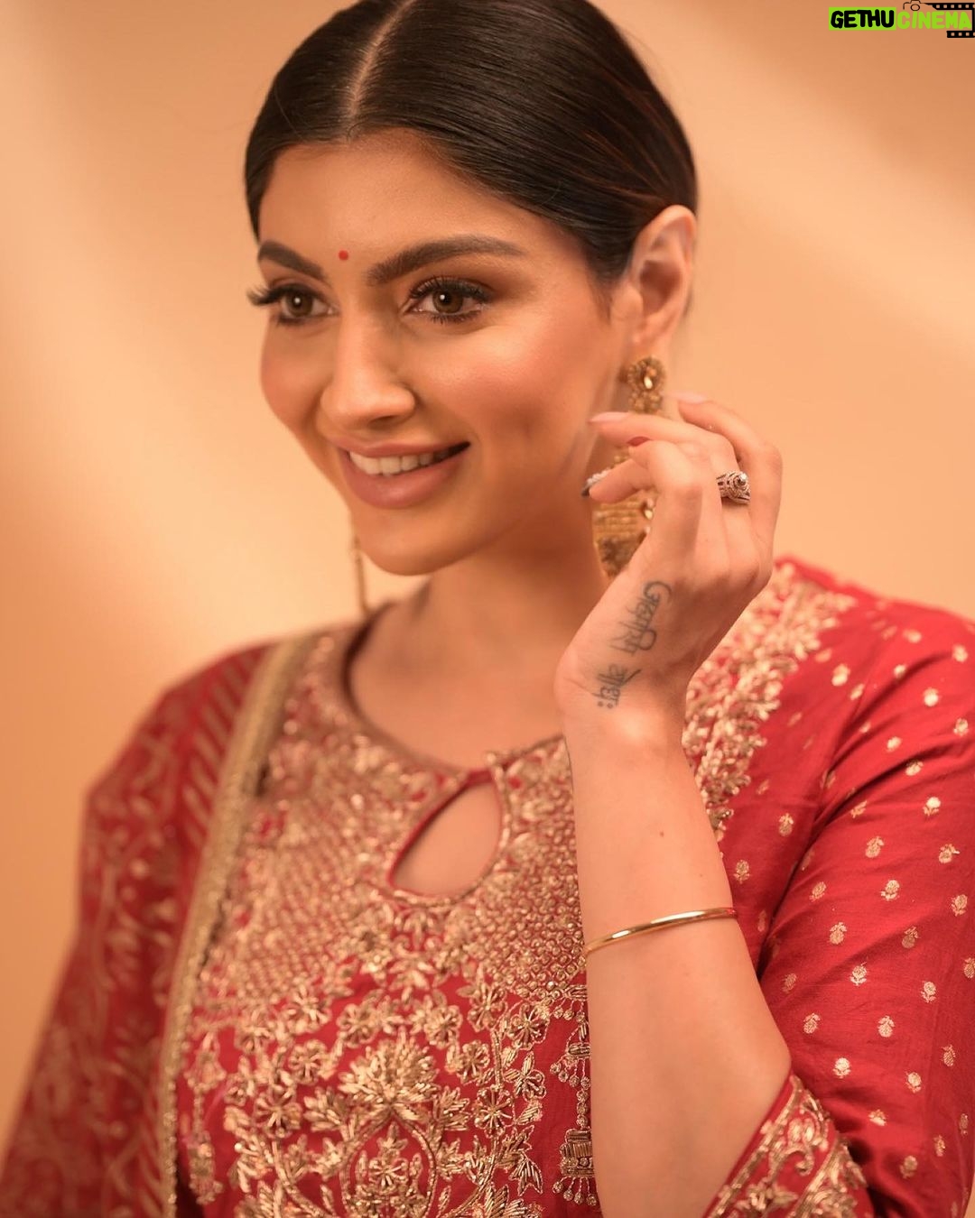 Akanksha Puri Instagram - Let the light within you shine as bright as the Diwali Diyas 🪔 #Happydiwali . Outfit @bibaindia makeup- @meenalvidhani hair- @Facesmakeoverbymeera . #diwali #festivevibes #biba #akankshapuri #❤️