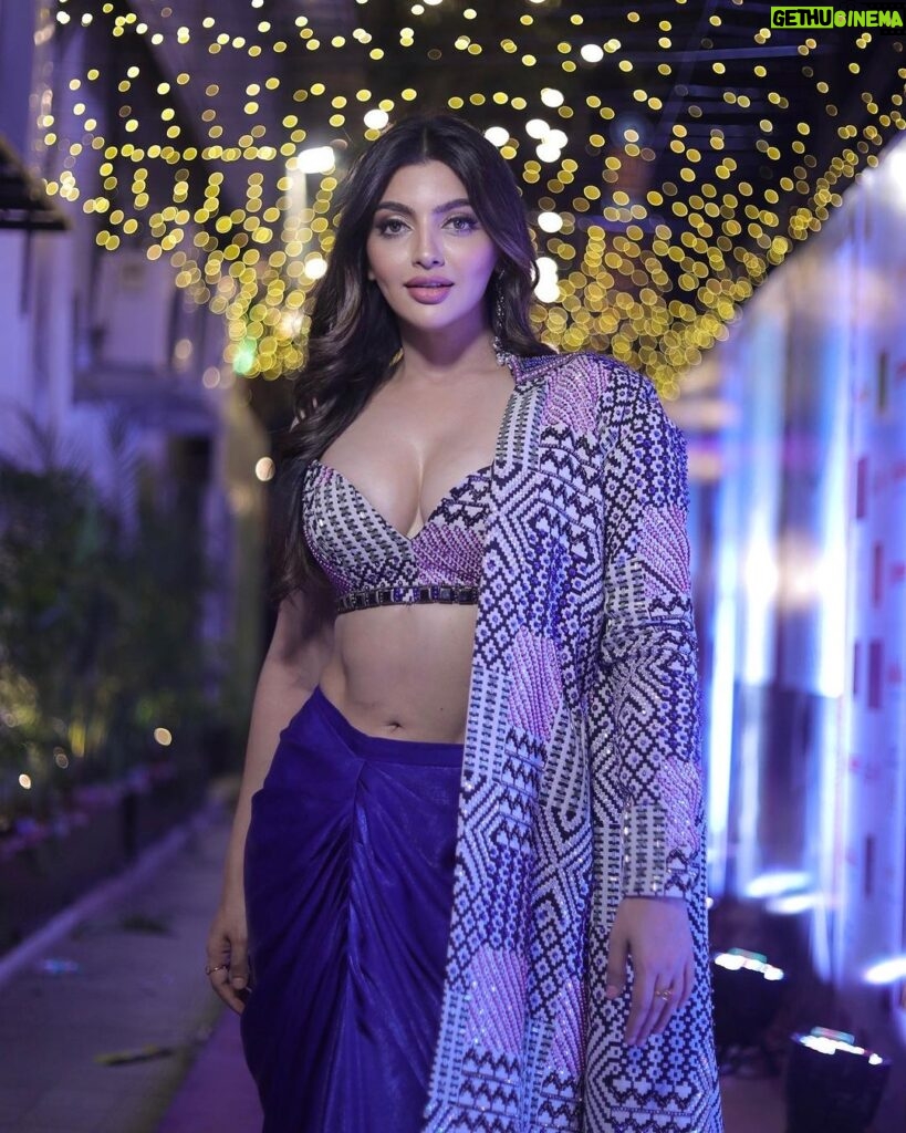 Akanksha Puri Instagram - Festive vibes 🔥🥂 . Pic credit @lsd.photography.official . #fitandfabulous #beingme #akankshapuri #❤️ . Outfit by - @aahava_couture Styled by- @Styleitupwithraavi @littlepuffsofhappiness Assisted by - @stylist_khush
