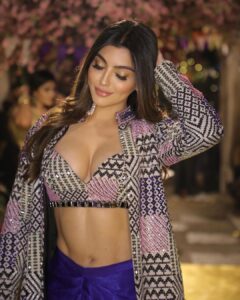 Akanksha Puri Instagram - Festive vibes 🔥🥂 . Pic credit @lsd.photography.official . #fitandfabulous #beingme #akankshapuri #❤️ . Outfit by - @aahava_couture Styled by- @Styleitupwithraavi @littlepuffsofhappiness Assisted by - @stylist_khush