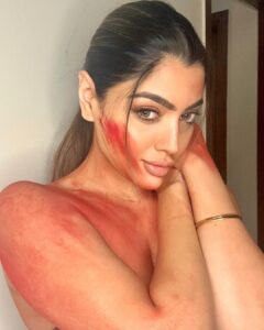 Akanksha Puri Instagram - Gulaal ho …toh Laal ho ….❤️ . whats your favourite colour for Gulaal ???? . . Happy Holi ❤️ #happyholi #festive #festivevibes #rang #laal #beingme #akankshapuri #❤️