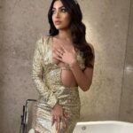 Akanksha Puri Instagram - Bathroom never looked so good 😉🔥 . . Outfit @howwhenwearclothing . Pic/Hair credit @salmasayyed47 #selfie #mirrorselfie #queen #happyvibes #fashion #style #diva #ootd #instagood #instagram #picoftheday #photooftheday #beauty #fitandfabulous #beingme #akankshapuri #❤️