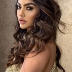 Akanksha Puri Instagram - Glitz and Glam ⚡️🔥 . . Beautiful outfit by @howwhenwearclothing Pic / Hair @salmasayyed47 . #fashion #style #diva #ootd #instagood #instagram #picoftheday #photooftheday #beauty #fitandfabulous #beingme #akankshapuri #❤️