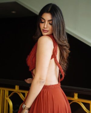 Akanksha Puri Instagram - My so called “ Gajar ka Halwa “  look 😜❤️
.
.
Pic credit @chiliverishiva 
Make up / Hair @akanksha8000 
Outfit @supriamunjalatelier X @mad.micron
Styling @styleitupwithraavi @littlepuffsofhappiness
Styling Intern @stylist_khush

.
.
#bombaytimes #bombaytimesfashionweek #fitandfabulous #gym #fitness #fashion #style #beauty #trending #beingme #akankshapuri #❤️