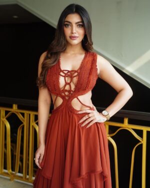 Akanksha Puri Instagram - My so called “ Gajar ka Halwa “  look 😜❤️
.
.
Pic credit @chiliverishiva 
Make up / Hair @akanksha8000 
Outfit @supriamunjalatelier X @mad.micron
Styling @styleitupwithraavi @littlepuffsofhappiness
Styling Intern @stylist_khush

.
.
#bombaytimes #bombaytimesfashionweek #fitandfabulous #gym #fitness #fashion #style #beauty #trending #beingme #akankshapuri #❤️