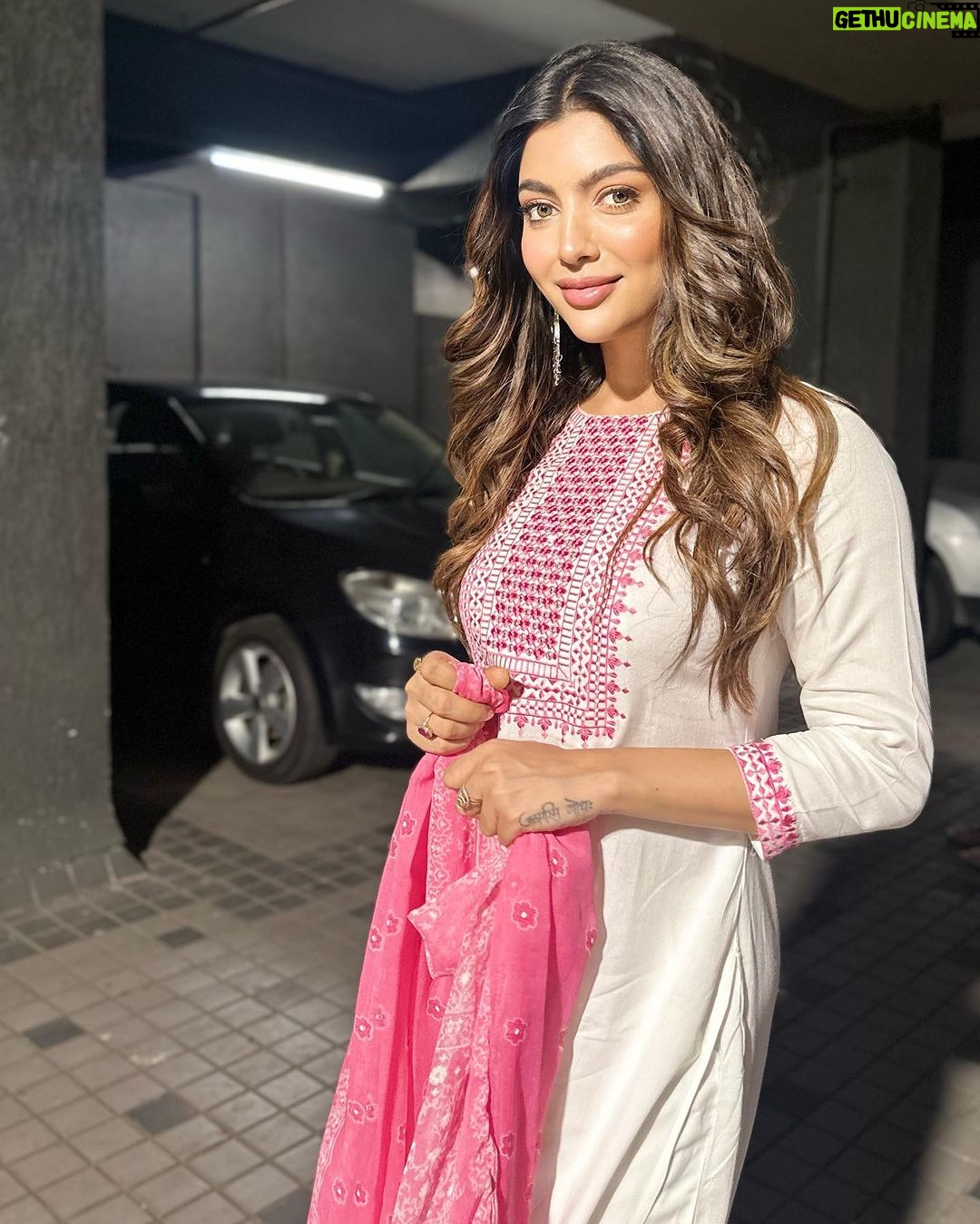 Akanksha Puri Instagram - Keeping it Minimal…Just the way you like it 😉 . . #instagood #picoftheday #photooftheday #fitandfabulous #fashion #style #navratri #style #love #beingme #akankshapuri #❤ . pic credit @ravishankar28070 . OUTFIT - @nehamtaonline Styling @littlepuffsofhappiness @styleitupwithraavi PR - @lmaoanshi